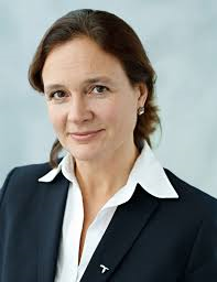 Direktør Hilde Tonne i Telenor inngår kontrakt med Alcatel-Laurent(Foto:Telenor)
