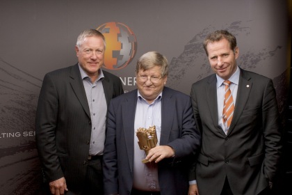 Jarand Rystad,  Rystad Energy( right)  have found oil and gas worth 400 BNOK together with Hans Christian Rønnevik fraom lundin petroelum(Golden Crown 2013). (Photo:Rystad Energy.com)