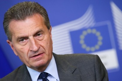 EU-kommisjonær  Günter Oettinger frykter at EU-krisen kan blomstre opp igjen foran det økonomiske toppmøtet i Davos( Foto: DPA)