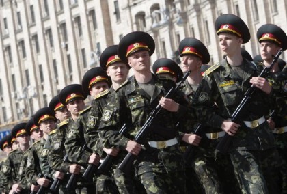 Ukrainske soldater klare for kamp i øst økes med en tredjedel, melder Porosjenko.