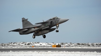 Det svenske jagerflyet  Gripen  tar av  fra  flåtestasjonen  F- 21  i Norrland  i Sverige foran  den nordiske øvelsen  neste  uke(  Foto:  F 21)