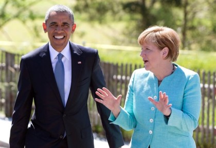 Photo: APUS President Barack Obama and German Chancellor Angela Merkel walk together as the president arrives in Kruen, near Garmisch-Partenkirchen, southern Germany, Sunday, June 7, 2015, before attending the G-7 summit in Schloss Elmau Hotel.
