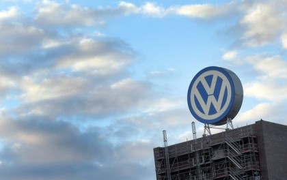 A giant logo of the German car manufacturer Volkswagen is pictured on top of a company's factory building in Wolfsburg, Germany. Volkswagen is telling employees that they can come forward with information about how the company cheated on emissions tests and won't be fired(Photo:Ap).