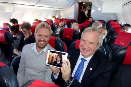 Direktør jørn Kjos viser fjernsyn i luften som første flyselskap i Europa( Foto: Norwegian)