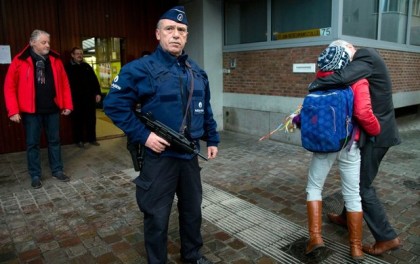 Brussel-policeguardingkidsgoingtoschoolagainon Wednesday. (Photo:AssociatedPress)
