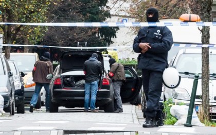 Belgian Policeseaarching foreapons in MolenbeekinrusselslastMonday(Photo:AssociatedPress)