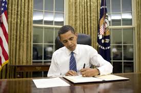 President Barrack obama signing documents in White House( Photo: US Gov)