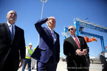 Visepresident Joe Bidden in spirer en finsk kran i New Orleand(Foto: Konecranes)