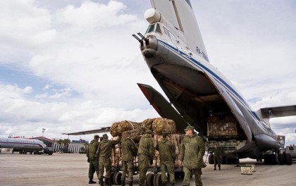 Russian air force personnel prepare to load humanitarian cargo on board a Syrian Il-76 plane at Hemeimeem air base in Syria. Russia’s defense ministry said Tuesday, March 15, 2016 that the first group of warplanes stationed at the Russian air base in Syria has left for home following a pullout order from President Vladimir Putin.(Photo:Ap)