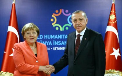 urkey's President Recep Tayyip Erdogan, right, shakes hands with German Chancellor Angela Merkel, prior to their meeting at the World Humanitarian Summit in Istanbul, Monday, May 23, 2016(Photo: Ap).