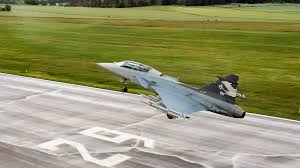 Deet svenske jagerflyet Gripen kan lande på motorveien og gjemmes under nett i de svensk-finske skogene( Foto: SaabGroup)
