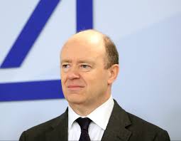 John Cryan(56) skal overta som styreleder etter Jürgen Fitschen i Deutsche Bank som styres av Oljefondet og BlackRock(Foto: DB)