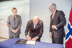 Ove Haukaasveen signerer avtalen om kjøp av Pratt & Witneys vedlikeholdsavdelinger i Europa( Foto: Regjreringen.no)