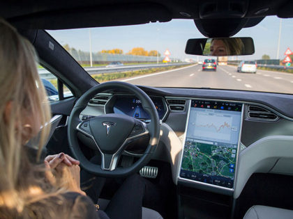 Tesla-dødsfall fører til uenighet om veien til selvkjørende biler. (Foto: Bllomberg/Getty Images)