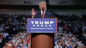 Donald Trump på talerstolen i Florida før debatten den store TV-debatten med Hillary Clinton( Foto: Nrk)