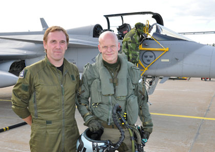 Commander Mikael Olsson TU Jas 39 sammen med den svenske piloten Hans Einert, som har deltatt i øvelsen Baltops i Øsersjøen(Foto: Försvarsmakten)