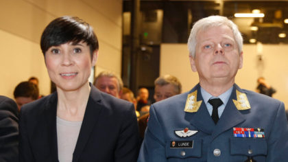 Forsvarsminister Ine Eriksen Søreide og generalløytnant Morten Haga Lunde( Foto: Regjeringen)
