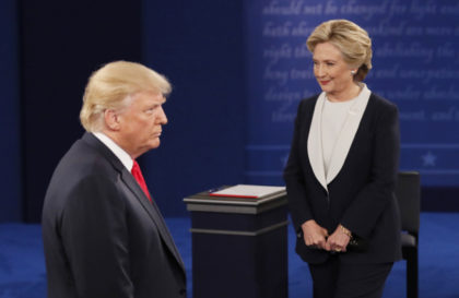 Donald Trump ligger 2,5 prosentpoeng etter Hillary Clinton på målinger dagen før det amerikanske presidentvalget(Foto:CBS)