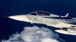 Jagerflyet Gripen ville vært hundre milliarder kroner billigere enn amerikanske F-35. Hvorfor ikke kjøpe både svenske og amerikanske jagerfly spør Nordic News .(Foto: Saabgroup.com)