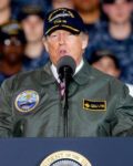 President Donal Trump taler fra et amerikansk hangarskip i Newport( Foto: Associated Press)