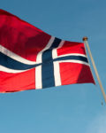Flagga utanför Stortinget i Oslo.