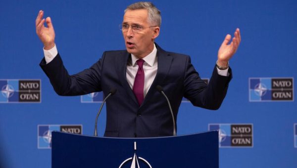 Stoltenberg kan fortsette i NATO til oktober