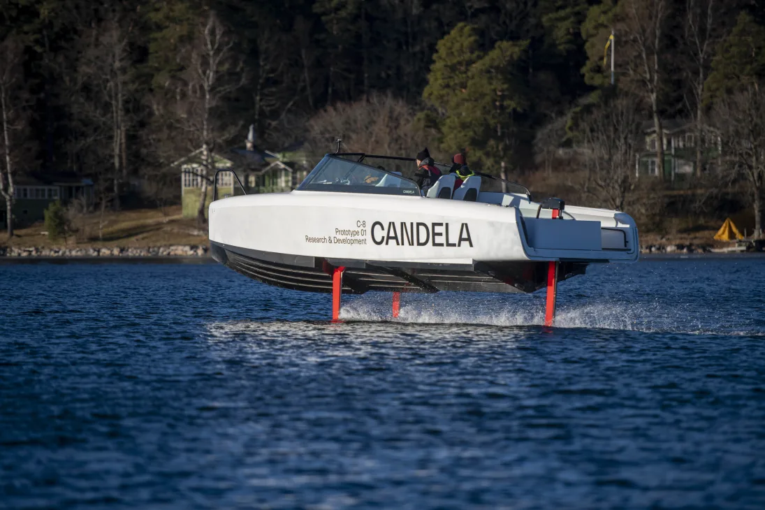 TV: Bästsäljande svenska elbåten flyger för första gången