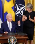 Biden signerer ratifikasjonsdokumenter som godkjenner NATO-medlemskap for Finland og Sverige