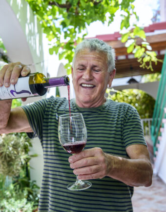Øyas minste bodega: Agustín Cabrera León lager prisvinnende røde- og hvite viner. Det er hardt arbeid, men veldig gøy! sier han.